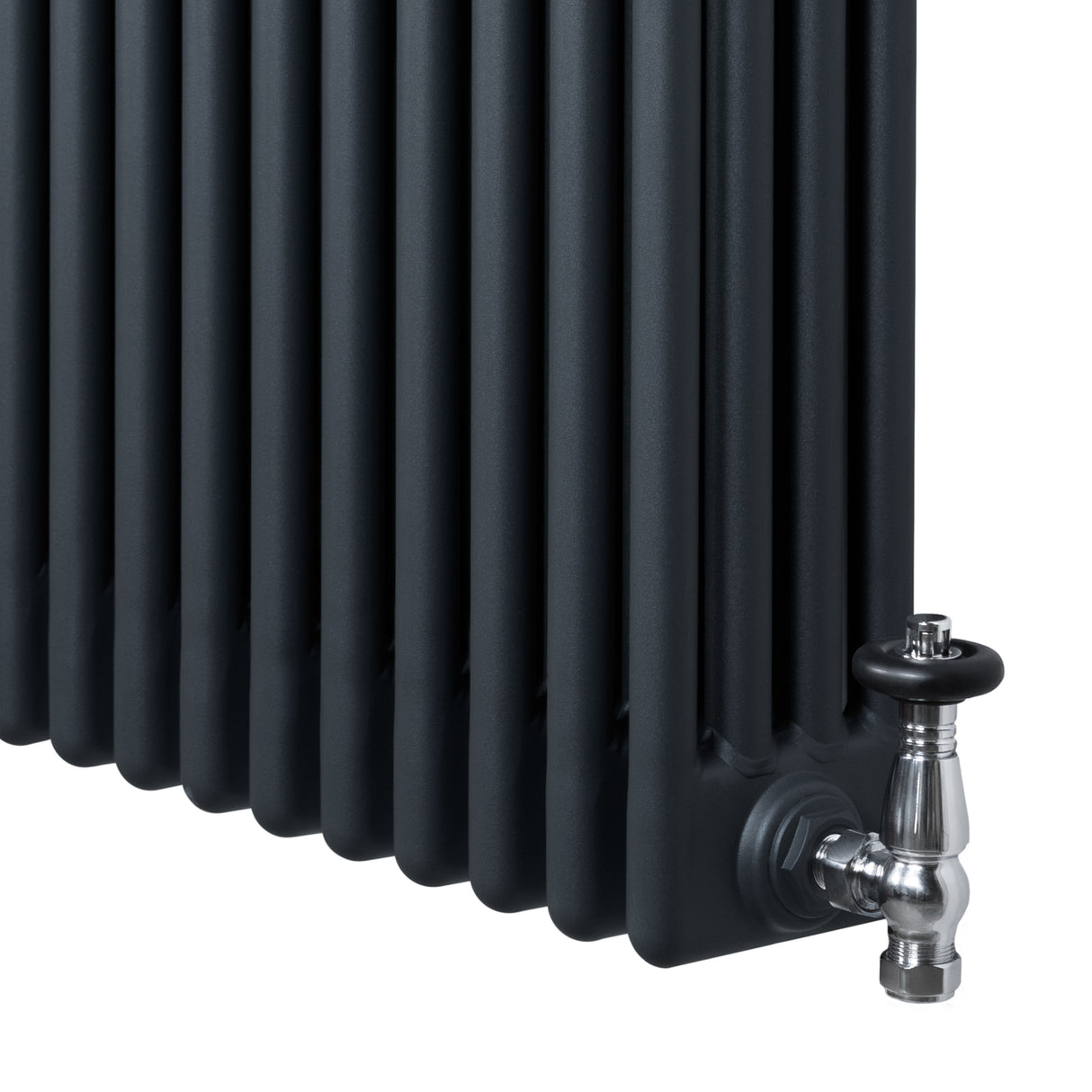 Radiatore tradizionale a 4 colonne verticali in grigio antracite, con finitura liscia e valvole metalliche lucide, dimensioni 1800 x 380 mm