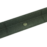 Fascia verde scuro in feltro con chiusura a bottone, texture morbida e resistente, ideale per organizzare oggetti o accessori