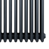 Radiatore tradizionale a 4 colonne in grigio antracite, con finitura liscia e linee eleganti, misura 300 x 1370 mm