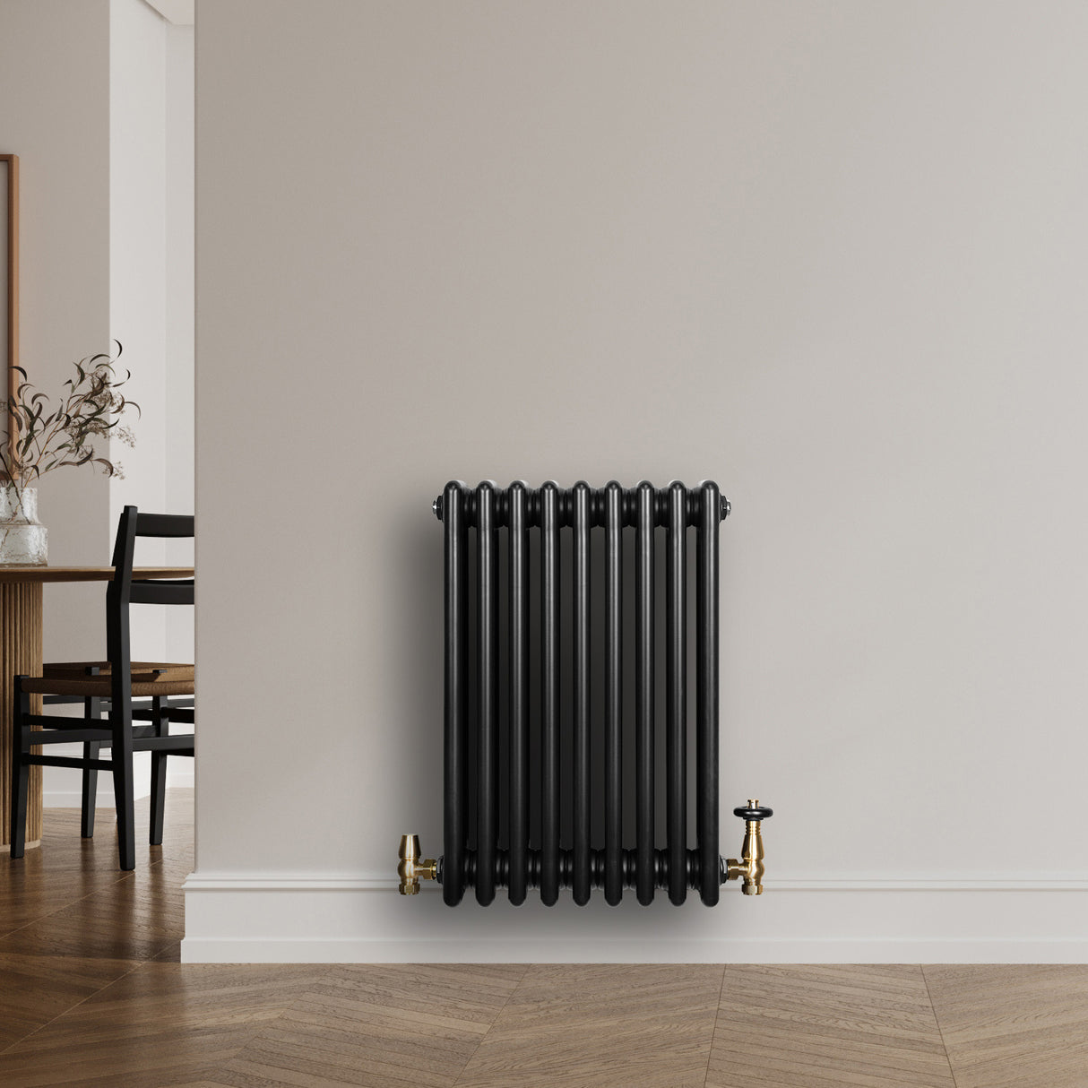 Radiatore tradizionale a 4 colonne, 600 x 425 mm, finitura nera lucida con dettagli in ottone, design elegante e moderno
