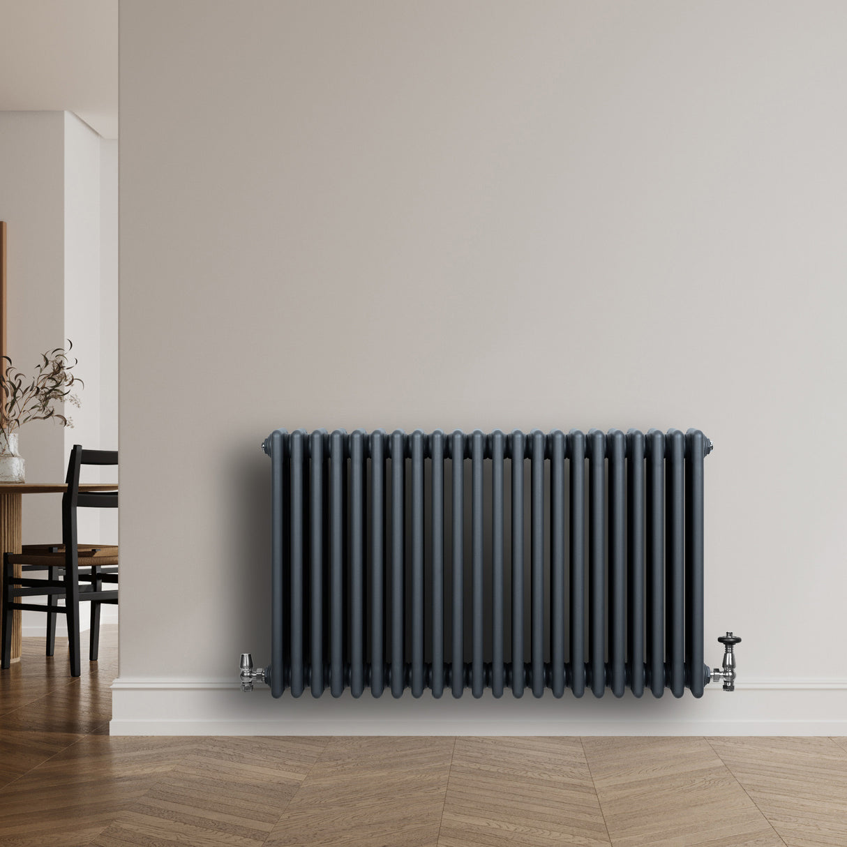Radiatore tradizionale orizzontale a 4 colonne, colore antracite, installato su una parete chiara, con finitura liscia e moderna