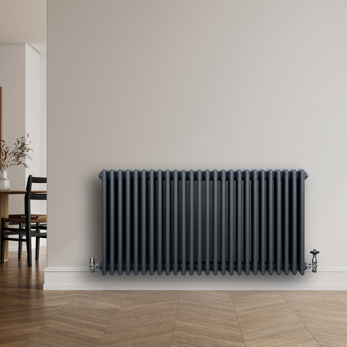 Radiatore tradizionale a 4 colonne orizzontali, colore antracite, con finitura liscia e design elegante, installato su parete chiara