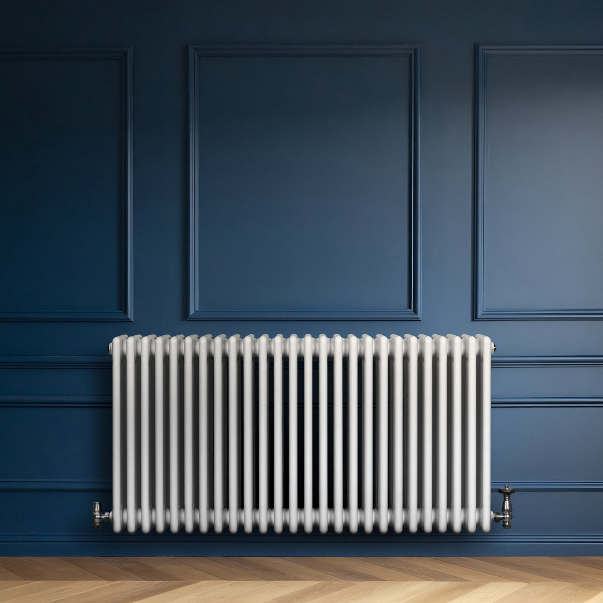 Radiatore tradizionale orizzontale a 4 colonne, 600 x 1190 mm, finitura bianca lucida, installato su parete blu scuro, elegante e moderno