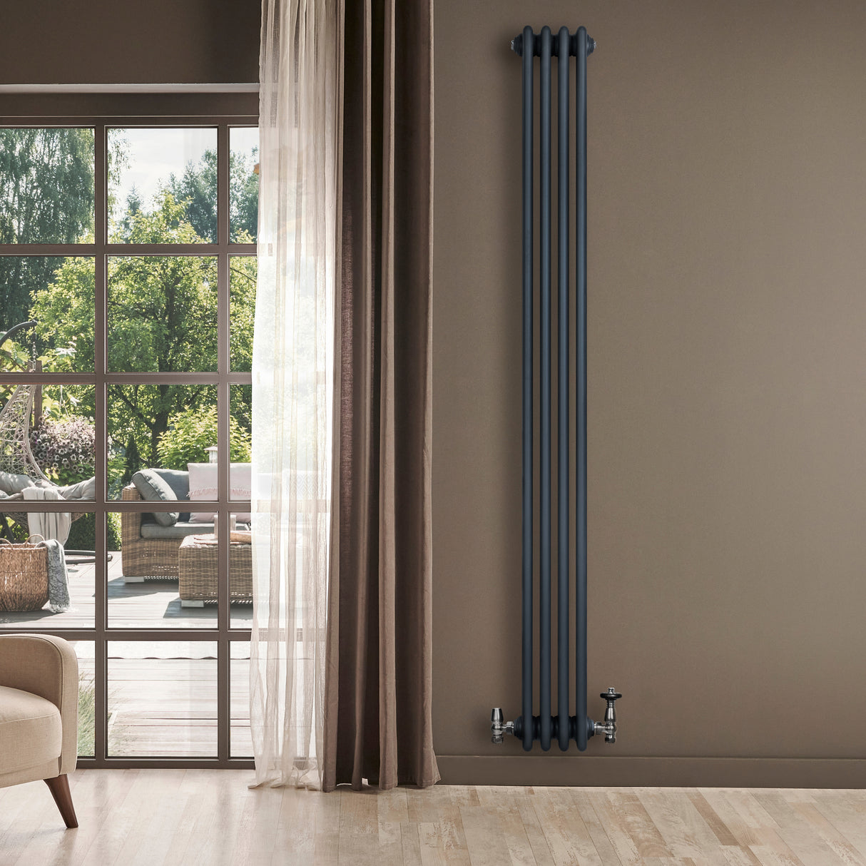 Radiatore tradizionale verticale a 4 colonne, 1800 x 200 mm, colore antracite, installato su parete accanto a una finestra con vista esterna