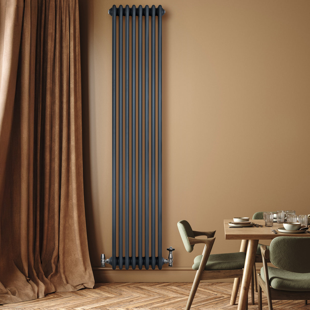 Radiatore tradizionale verticale a 4 colonne, finitura antracite, installato su parete beige, accanto a tavolo e tende marroni