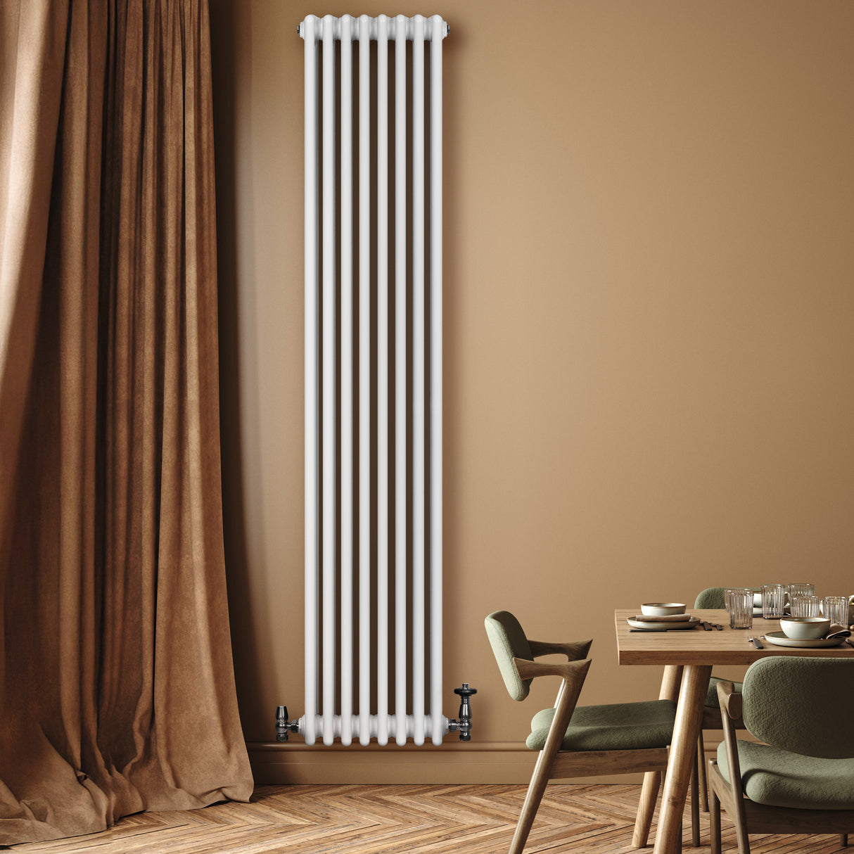 Radiatore tradizionale verticale a 4 colonne, bianco, installato su parete beige, accanto a tavolo e sedie moderne in legno