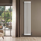 Radiatore tradizionale verticale a 4 colonne, bianco, 1800 x 380 mm, installato in un ambiente luminoso con finestre e tende eleganti