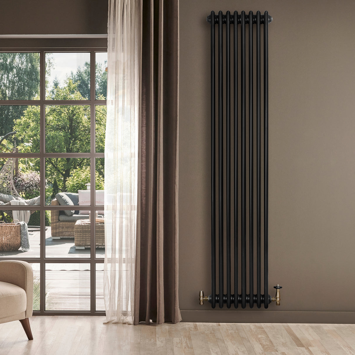 Radiatore tradizionale verticale a 4 colonne, 1800 x 380 mm, finitura nera opaca, installato su parete in un ambiente luminoso e moderno