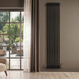 Radiatore tradizionale verticale a 4 colonne, 1800 x 380 mm, finitura nera opaca, installato su parete in un ambiente luminoso e moderno