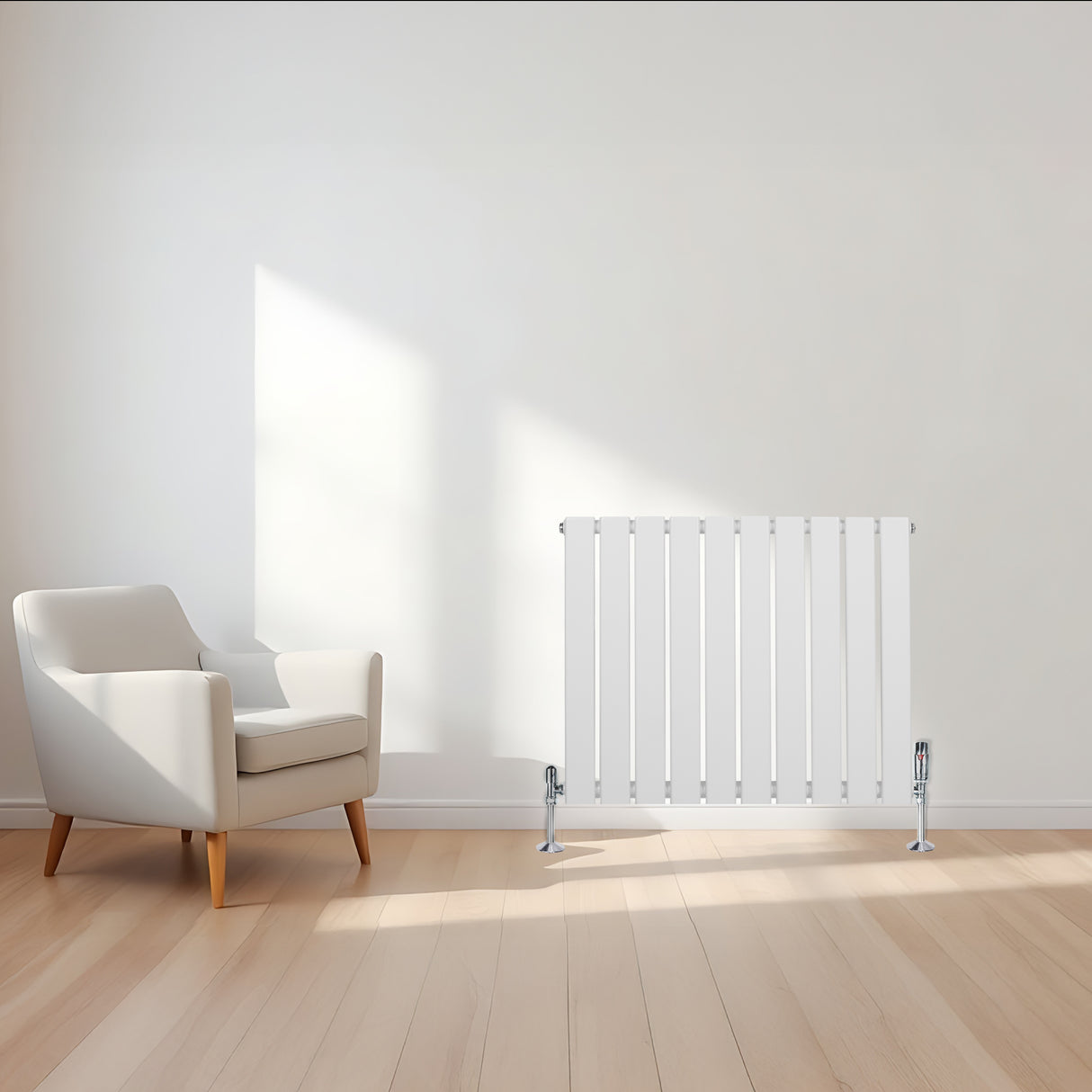 Radiatore piatto a colonna singola orizzontale bianco, con finitura liscia e linee moderne, posizionato accanto a una poltrona in un ambiente luminoso