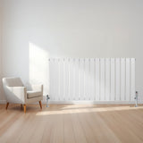 Radiatore piatto a colonna singola orizzontale bianco, con finitura liscia e linee eleganti, posizionato accanto a una poltrona moderna su pavimento in legno chiaro