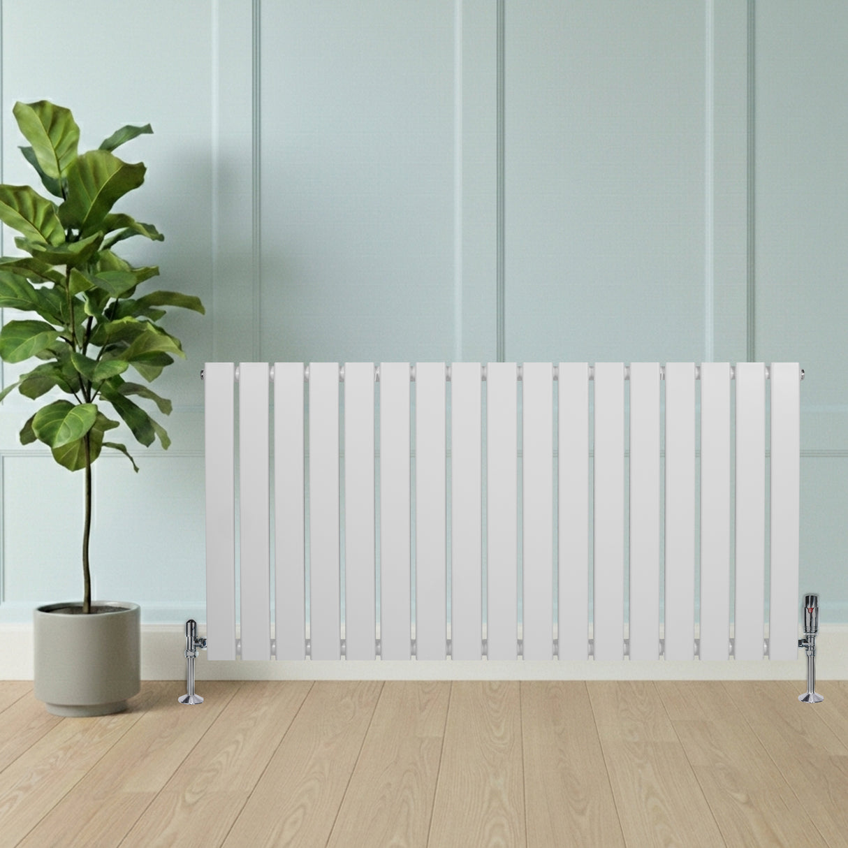 Radiatore piatto a colonna singola orizzontale bianco, con finitura liscia e linee moderne, posizionato accanto a una pianta verde in vaso