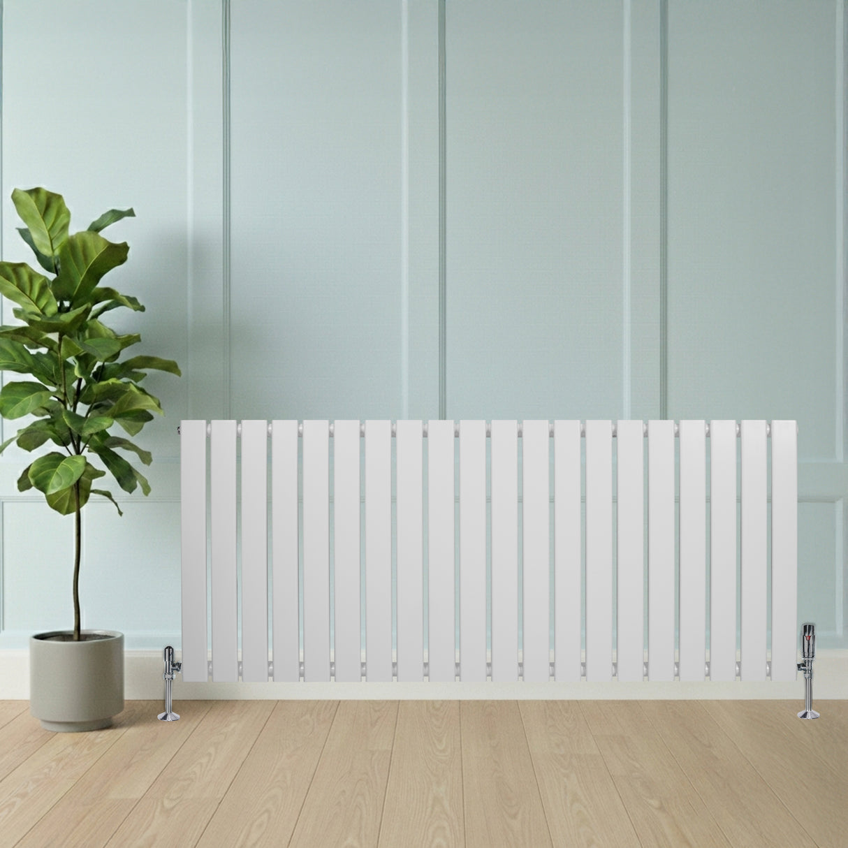 Radiatore piatto a colonna singola orizzontale bianco, con finitura liscia e linee moderne, posizionato accanto a una pianta in vaso