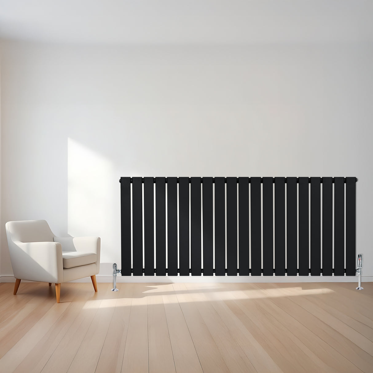 Radiatore piatto a colonna singola orizzontale nero, con design elegante e linee verticali, posizionato in un ambiente moderno con pavimento in legno chiaro