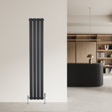 Radiatore piatto a colonna singola verticale antracite, con finitura liscia e linee moderne, installato su parete chiara in un ambiente elegante