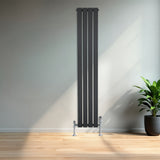 Radiatore piatto a colonna singola verticale antracite, 1600 x 280 mm, con finitura liscia e supporti cromati, in un ambiente moderno