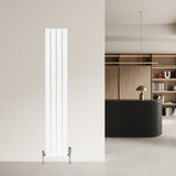 Radiatore piatto a colonna singola verticale bianco, design elegante con finitura liscia, installato su parete chiara in ambiente moderno