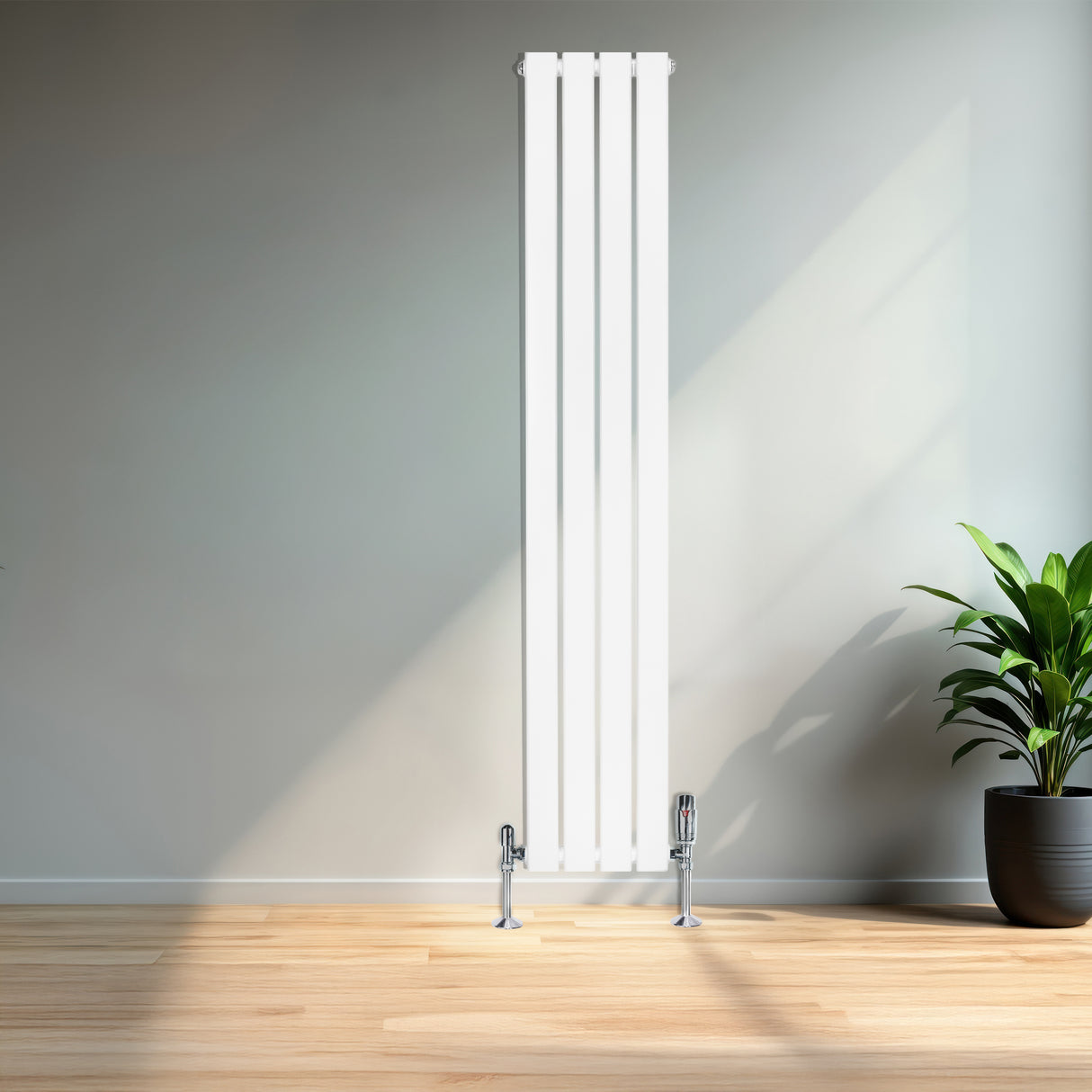 Radiatore piatto a colonna singola verticale bianco, 1600 x 280 mm, con finitura liscia e supporti cromati, in una stanza luminosa con piante verdi