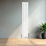 Radiatore piatto a colonna singola verticale bianco, 1600 x 280 mm, con finitura liscia e supporti cromati, in una stanza luminosa con piante verdi