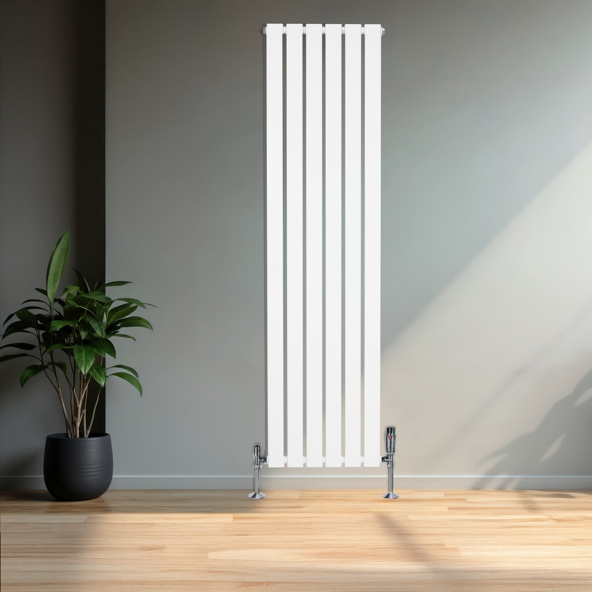 Radiatore verticale a colonna singola, bianco, con finitura liscia e linee moderne, posizionato in un ambiente minimalista con pianta verde