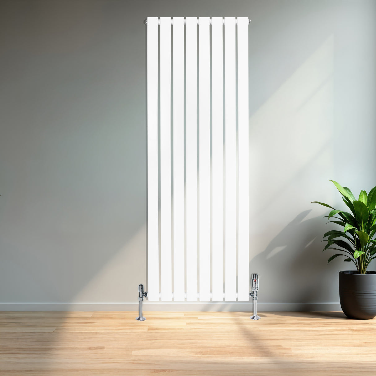 Radiatore verticale a colonna singola, 1600 x 560 mm, finitura bianca lucida, con tubi sottili e supporti cromati, in un ambiente moderno