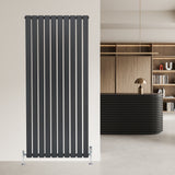 Radiatore piatto a colonna verticale antracite, 1600 x 700 mm, con finitura liscia e design moderno, installato su parete chiara