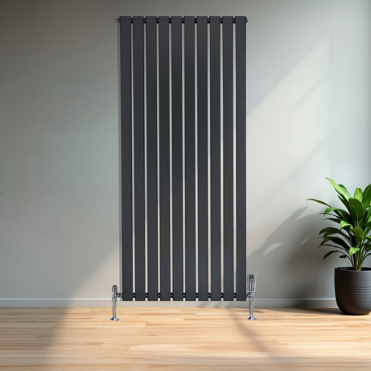 Radiatore piatto a colonna singola verticale antracite, 1600 x 700 mm, con finitura liscia e supporti metallici lucidi in un ambiente moderno