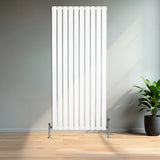 Radiatore piatto a colonna singola verticale bianco, 1600 x 700 mm, con finitura liscia e supporti metallici lucidi, in un ambiente moderno