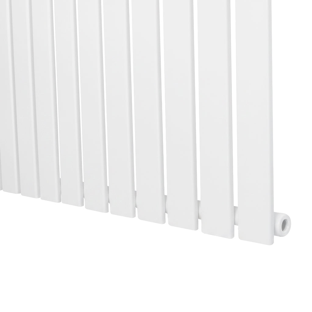 Radiatore piatto a colonna singola verticale 1600 x 700 mm, finitura bianca liscia, design moderno e linee eleganti per interni raffinati