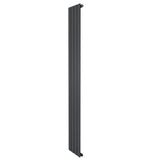 Radiatore piatto a colonna verticale di colore antracite, misura 1800 x 280 mm, con finitura liscia e design moderno e minimalista