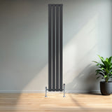 Radiatore piatto a colonna verticale antracite, 1800 x 280 mm, con finitura liscia e moderna, posizionato in un ambiente luminoso e minimalista