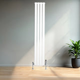 Radiatore piatto a colonna singola verticale, 1800 x 280 mm, finitura bianca lucida, con supporti metallici e ambiente moderno minimalista