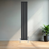 Radiatore piatto a colonna singola verticale 1800 x 280 mm, finitura nera opaca, design moderno con linee pulite e supporti metallici lucidi