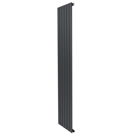 Radiatore piatto a colonna verticale 1800 x 420 mm in antracite, con finitura liscia e design moderno, ideale per spazi eleganti