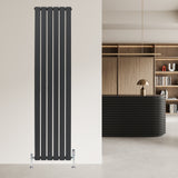 Radiatore piatto a colonna verticale antracite, 1800 x 420 mm, con finitura liscia e design moderno, installato su parete chiara