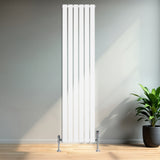 Radiatore piatto a colonna singola verticale bianco, 1800 x 420 mm, con finitura liscia e moderna, posizionato in un ambiente luminoso