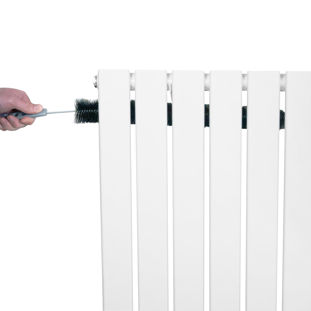 Radiatore piatto a colonna singola verticale bianco, con una mano che utilizza una spazzola per la pulizia delle fessure