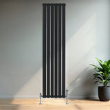 Radiatore piatto a colonna singola verticale, 1800 x 420 mm, finitura nera opaca, con linee eleganti e moderne, installato in un ambiente luminoso