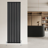 Radiatore verticale a colonna singola, 1800 x 560 mm, finitura nera opaca, design moderno con linee sottili e texture liscia