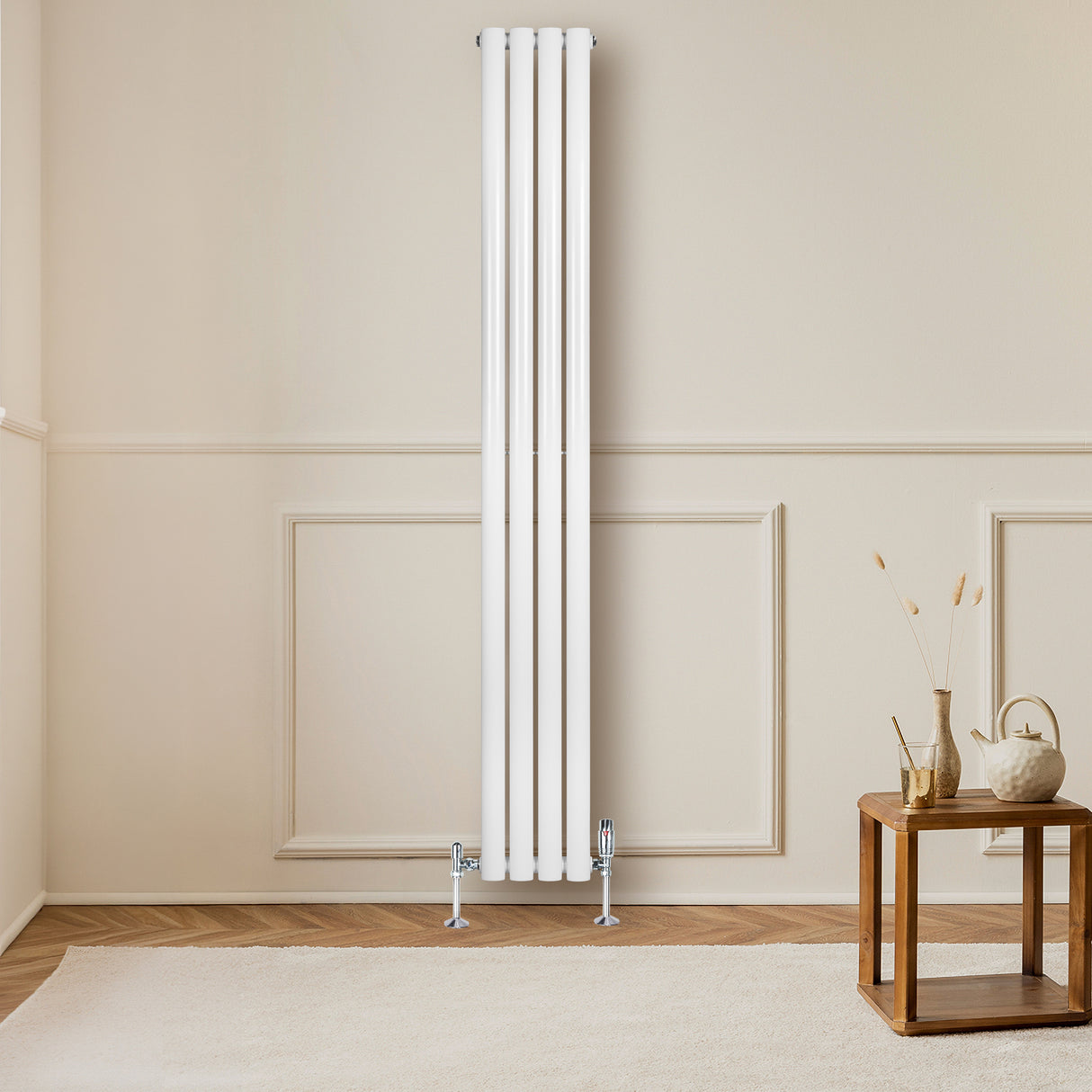 Radiatore ovale a colonna singola verticale bianco, elegante e moderno, posizionato su parete chiara, con pavimento in legno e arredo minimalista