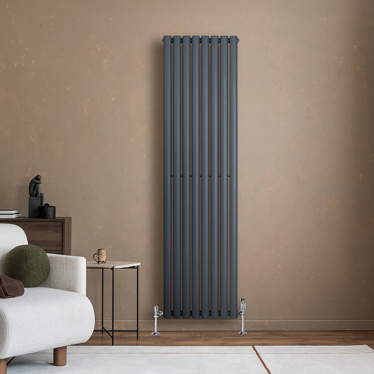 Radiatore ovale a colonna singola verticale antracite, 1800 x 480 mm, con finitura liscia e design moderno, posizionato su parete beige