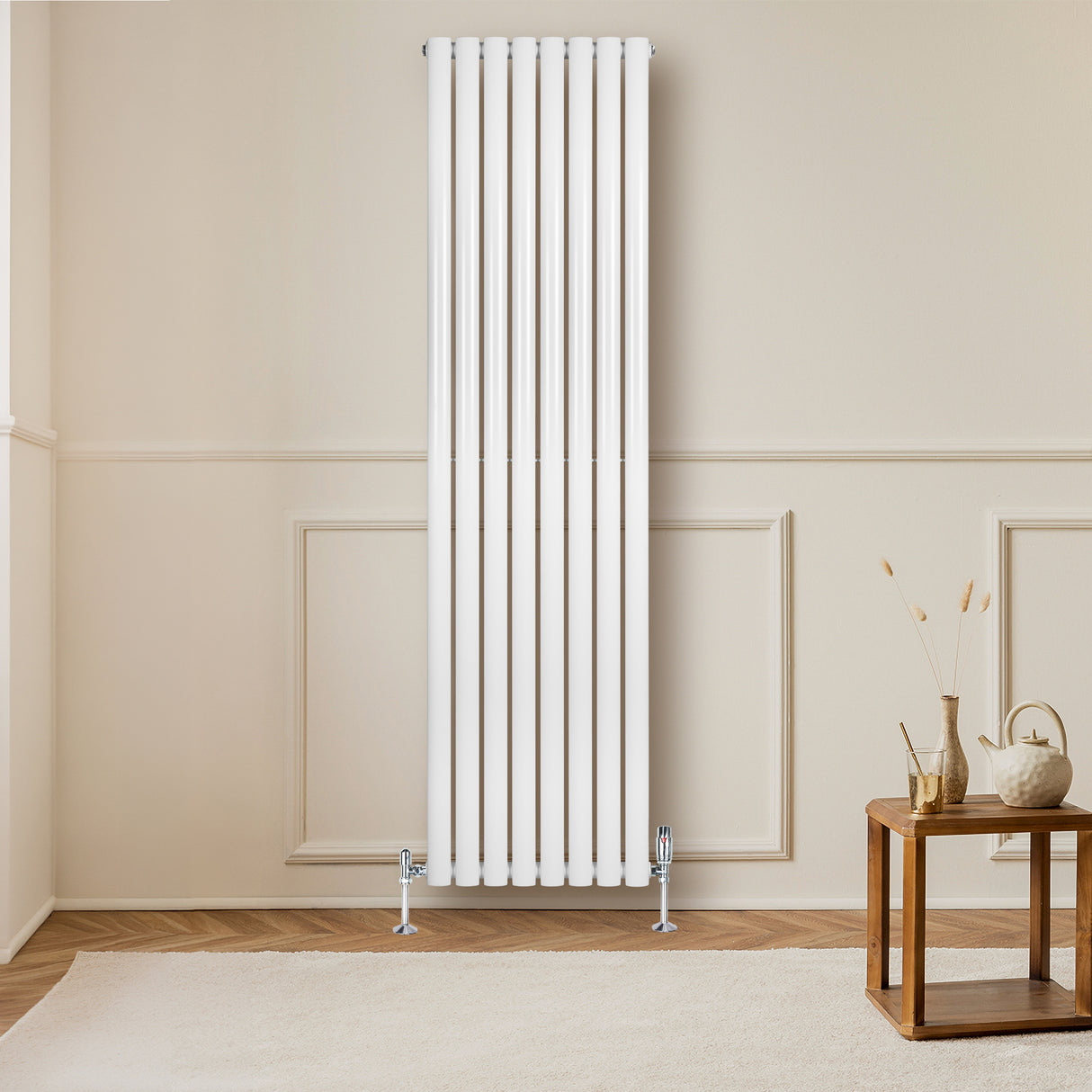Radiatore ovale a colonna singola verticale bianco, 1800 x 480 mm, con finitura liscia e lucida, installato in un ambiente moderno e luminoso