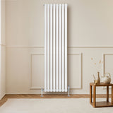 Radiatore ovale a colonna singola verticale bianco, 1800 x 480 mm, con finitura liscia e lucida, installato in un ambiente moderno e luminoso