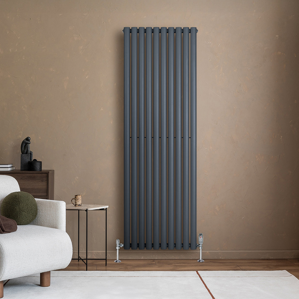 Radiatore ovale a colonna singola verticale antracite, 1800 x 600 mm, con finitura liscia e design moderno, posizionato su parete beige