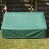 Copertura verde in tessuto resistente per mobili da giardino, con superficie liscia e angoli rinforzati, posizionata su prato verde