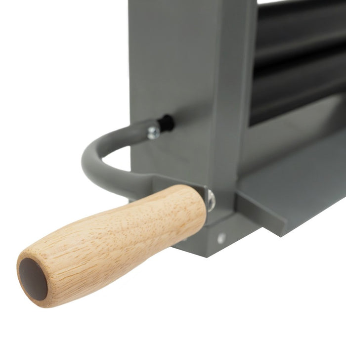 Rullo per pasta con manico in legno, struttura metallica grigia, rulli neri, design ergonomico per un utilizzo facile e pratico