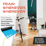 Rullo fluido Velo Pro nero su un pavimento in legno, con un design elegante e superficie resistente, ideale per allenamenti a casa