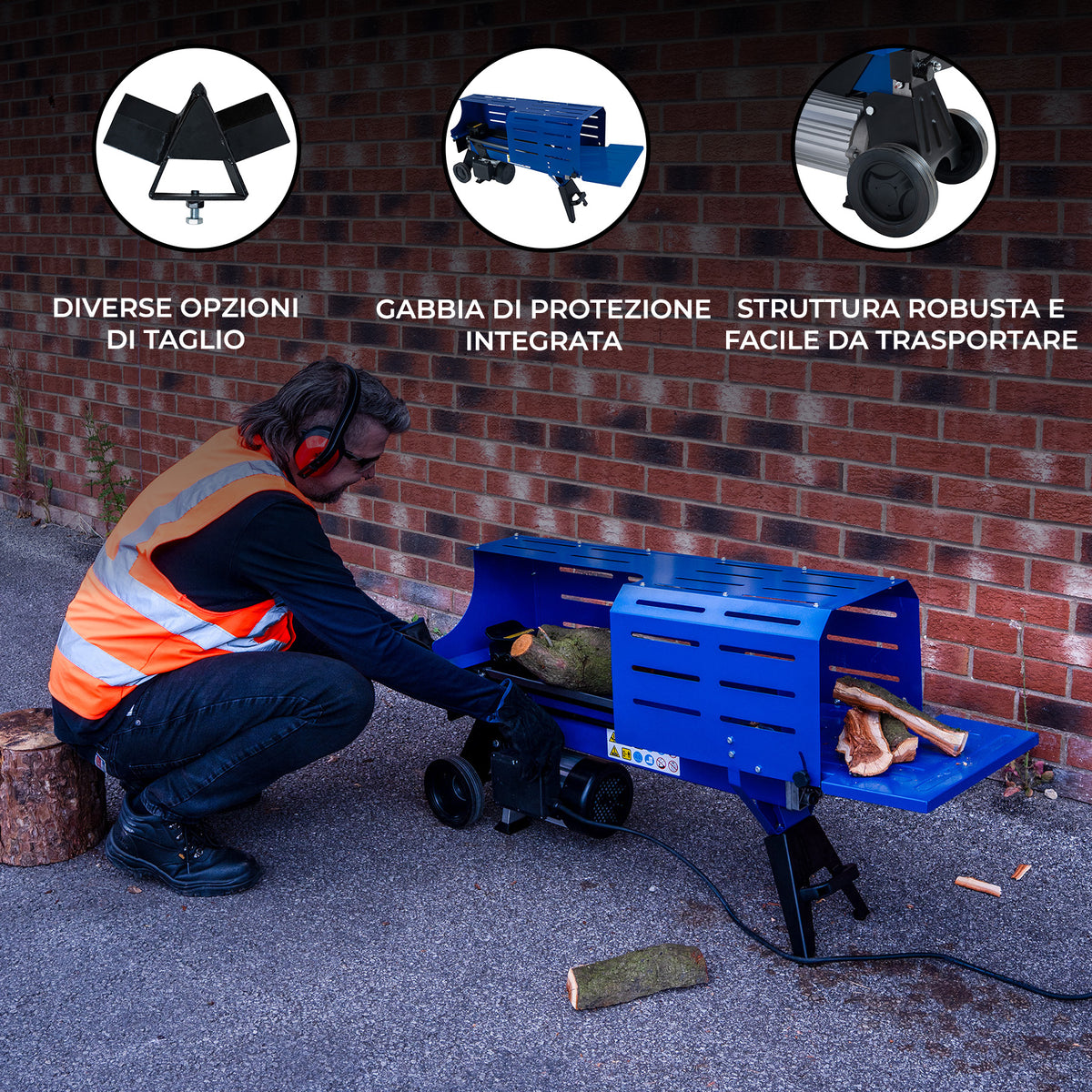 Spaccalegna blu con struttura robusta, operatore in giacca riflettente, tronchi di legno e gabbia di protezione integrata