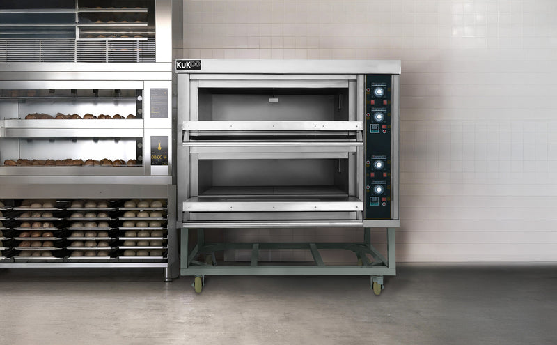 Forno professionale KUKA in acciaio inox, con due camere di cottura, pulsanti di controllo e ruote per facilità di movimento