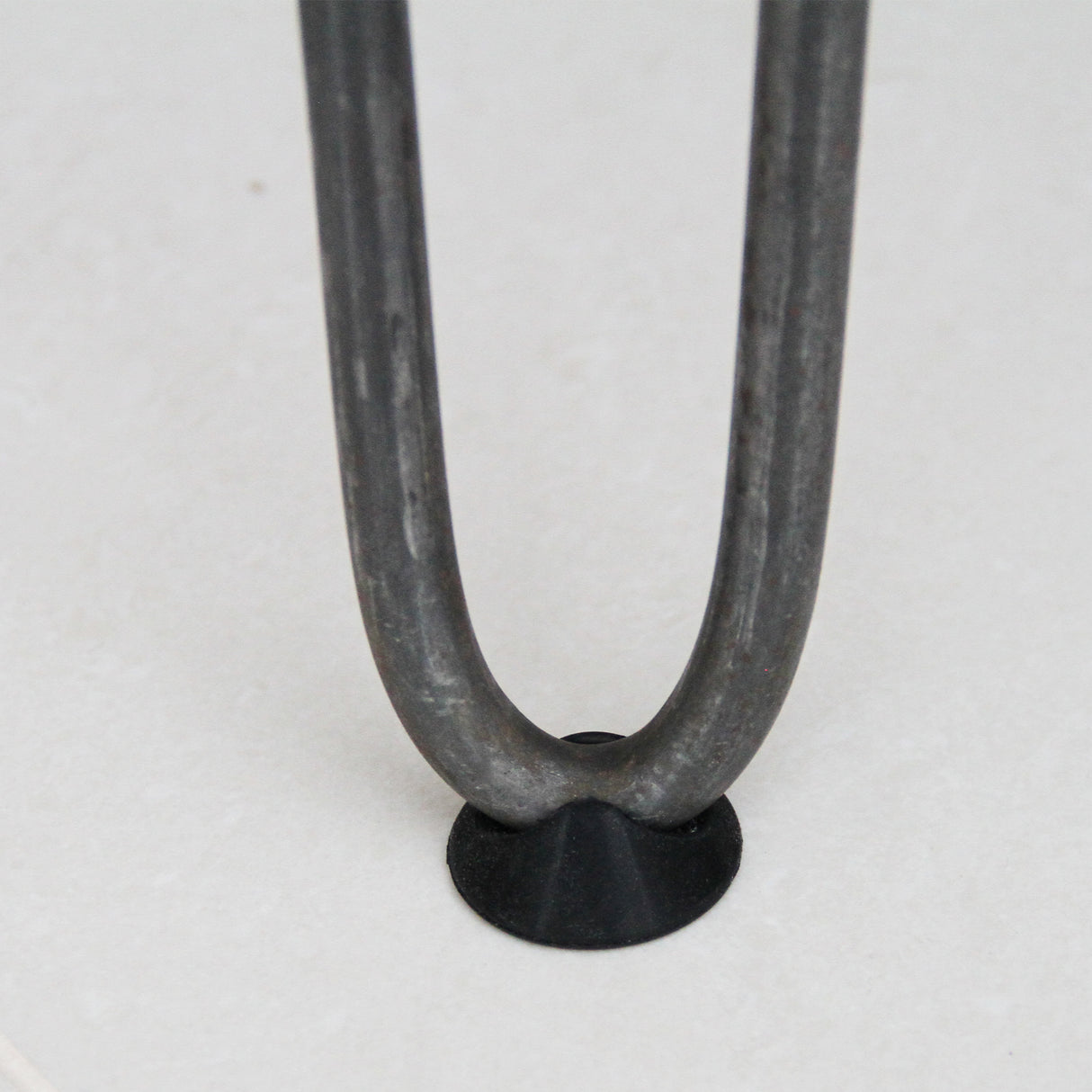 Piedini protettivi grigi per gambe hairpin da 12 mm, in materiale plastico, con forma conica e superficie liscia, adatti per proteggere i pavimenti